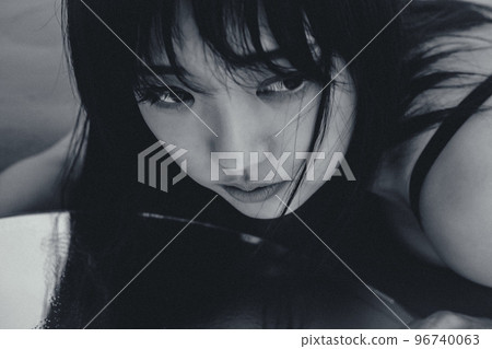朝陽，美麗的大海，轉瞬即逝的美人<單色> 96740063