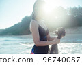 清晨的陽光，美麗的大海，還有女人轉瞬即逝的美麗 96740087