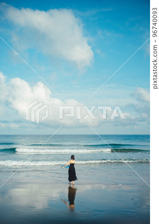 The morning sun, the beautiful sea, and the ephemeral beauty of a woman The morning sun, the beautiful sea, and the ephemeral beauty of a woman 96740093