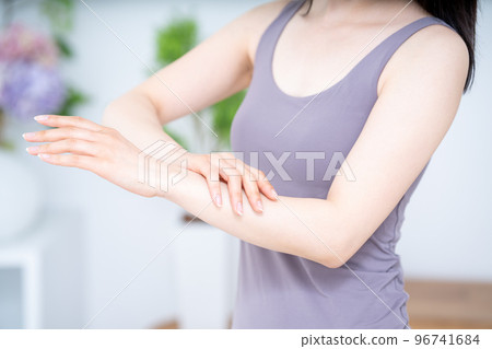 Skin care woman's hand [parts cut] 96741684
