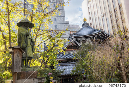 Autumn Kyoto Rokkakudo and the statue of Shinran Shonin 96742170