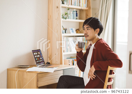 在家工作、共享辦公室和遠程工作的男性 96743122
