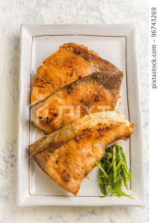 味噌烤鰤魚 96743269