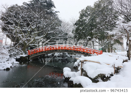 Red bridge in Toyama Castle Ruins Park in the snow 96743415