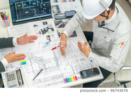 Site agent, construction supervisor, first-class architect, drawing, meeting, construction site, design explanation, size, dimension confirmation 96743676