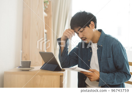 厭倦了在家工作、共享辦公室和遠程工作的男性 96743759