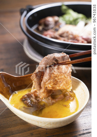 在雞蛋中加入壽喜燒肉 在雞蛋中加入壽喜燒肉 96743838