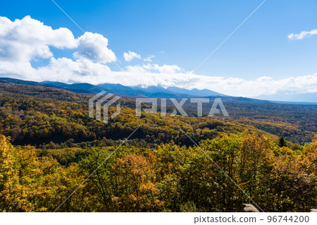 八嶽山和盛開的紅葉 | 女神展望台 | 長野縣茅野市 八嶽山和盛開的紅葉 | 女神展望台 | 長野縣茅野市 96744200