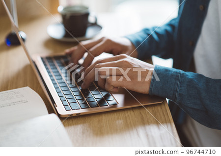 使用個人電腦的男人的手 96744710