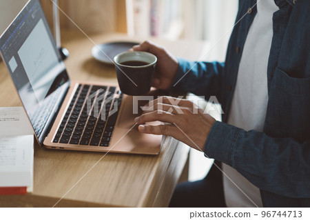 使用個人電腦的男人的手 96744713