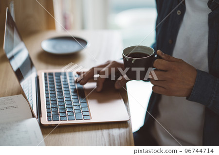 使用個人電腦的男人的手 96744714