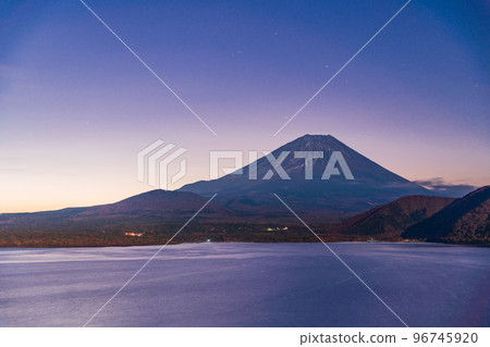 (山梨縣)黎明前從本栖湖看到的富士山 (山梨縣)黎明前從本栖湖看到的富士山 96745920