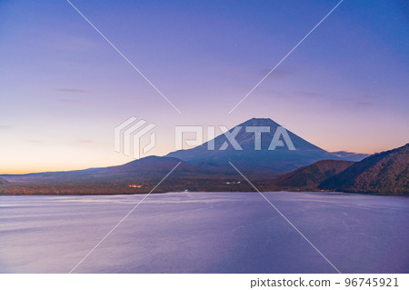 （山梨縣）黎明前從本栖湖看到的富士山 96745921