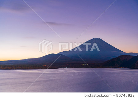 (山梨縣)黎明前從本栖湖看到的富士山 (山梨縣)黎明前從本栖湖看到的富士山 96745922