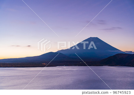 (山梨縣)黎明前從本栖湖看到的富士山 (山梨縣)黎明前從本栖湖看到的富士山 96745923