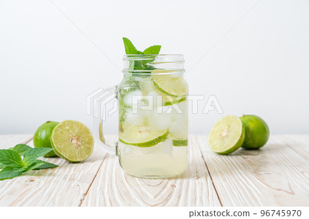 iced lime soda with mint 96745970