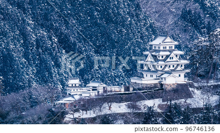 Gujo Hachimanjo castle in winter 96746136