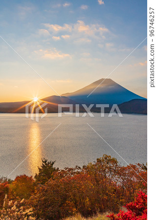 （山梨縣）從本栖湖看到的富士山日出 96746257