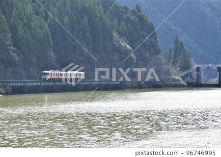 定期火車過鐵橋 96746995