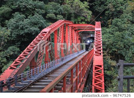 秋天的別子礦之鄉、內代鐵橋的礦山觀光列車（去程） 96747526