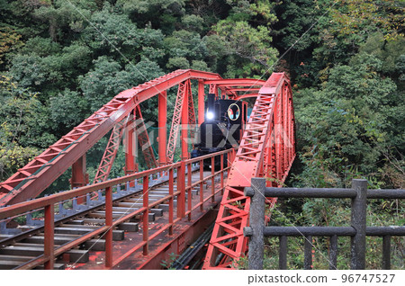 秋天的別子礦之鄉、內代鐵橋的礦山觀光列車(去程) 秋天的別子礦之鄉、內代鐵橋的礦山觀光列車(去程) 96747527