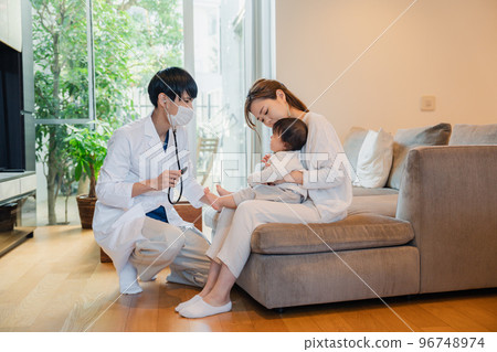 A baby who receives a visit from a doctor A baby who receives a visit from a doctor 96748974