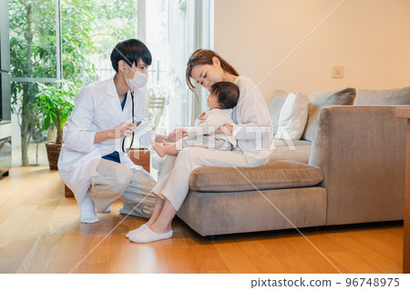 接受醫生訪問的嬰兒 接受醫生訪問的嬰兒 96748975