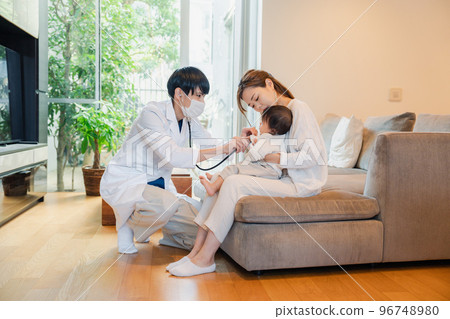 A baby who receives a visit from a doctor 96748980