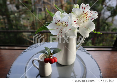 White alstroemeria and checkerberry White alstroemeria and checkerberry 96749108