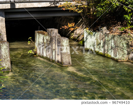 The ruins of the Shirakawa children's swimming pool and the murmuring of Shirakawa. (Kyoto city) 96749410
