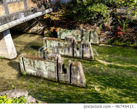 The ruins of the Shirakawa children's swimming pool and the murmuring of Shirakawa. (Kyoto city) 96749411