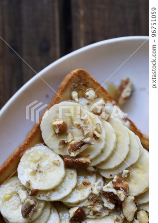 Banana, maple and nut toast arrangement 96751059
