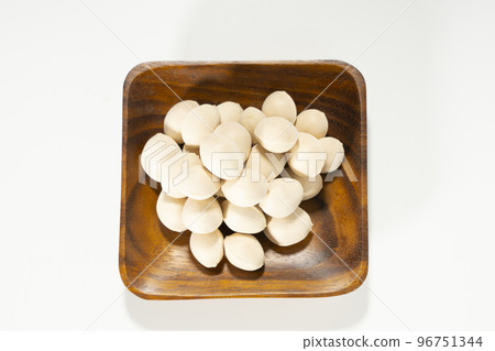 新鮮的銀杏果仁,銀杏葉種子,秋天的美味 新鮮的銀杏果仁,銀杏葉種子,秋天的美味 96751344