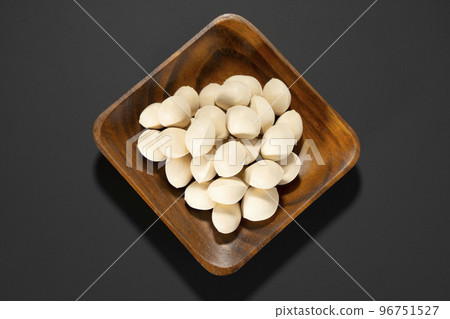 Fresh ginkgo nuts, ginkgo biloba seeds, delicious taste of autumn 96751527