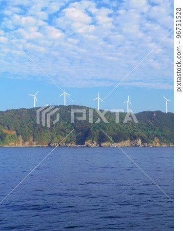 Sadamisaki Peninsula seen from the sea (Ehime Prefecture) 96751528