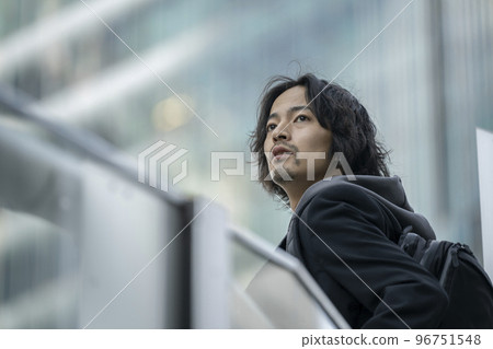 Portrait of a man in his early 30s 96751548