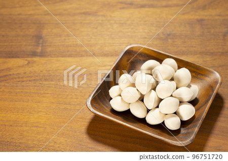 Fresh ginkgo nuts, ginkgo biloba seeds, delicious taste of autumn 96751720