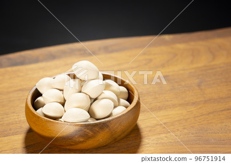Fresh ginkgo nuts, ginkgo biloba seeds, delicious taste of autumn 96751914