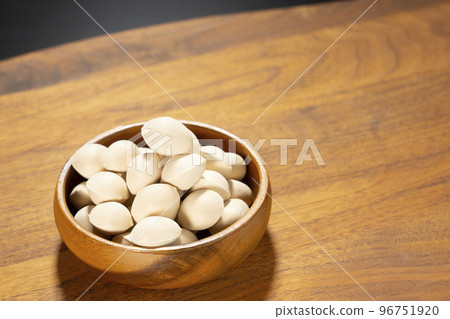 新鮮的銀杏果仁,銀杏葉種子,秋天的美味 新鮮的銀杏果仁,銀杏葉種子,秋天的美味 96751920