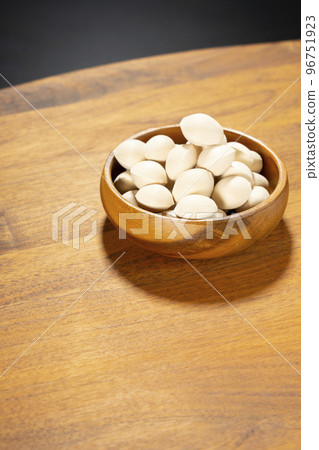 Fresh ginkgo nuts, ginkgo biloba seeds, delicious taste of autumn 96751923