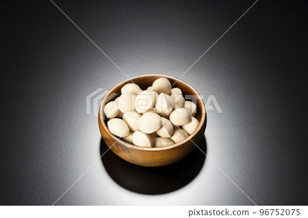 新鮮的銀杏果仁，銀杏葉種子，秋天的美味 96752075