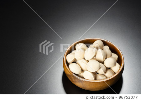 Fresh ginkgo nuts, ginkgo biloba seeds, delicious taste of autumn 96752077