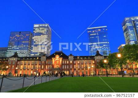 東京車站丸之內車站大樓和黃昏時的辦公大樓 96752157