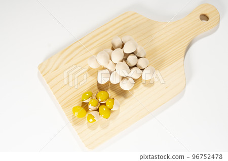Raw and cooked gingko nuts, ginkgo seeds, a delicious taste of autumn 96752478