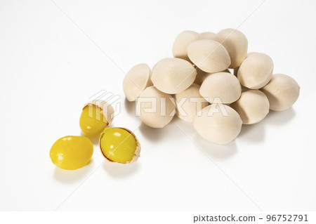 Fresh ginkgo nuts, ginkgo biloba seeds, delicious taste of autumn 96752791