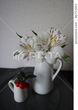 Decorate your entryway with alstroemeria and checkerberries Decorate your entryway with alstroemeria and checkerberries 96753001