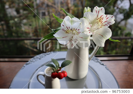 White alstroemeria and checkerberry on the windowsill White alstroemeria and checkerberry on the windowsill 96753003