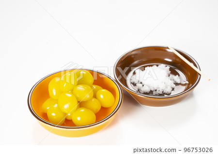 Cooked ginkgo nuts, Okinawan salt, ginkgo seeds, the taste of autumn, a delicious appetizer 96753026