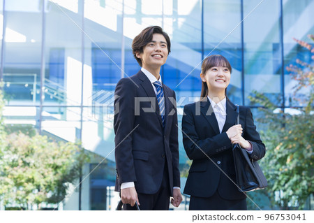 Job hunting: Portraits of men and women in recruit suits, photography cooperation "LINK FOREST" 96753041