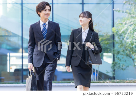 Job hunting: Portraits of men and women in recruit suits, photography cooperation "LINK FOREST" 96753219